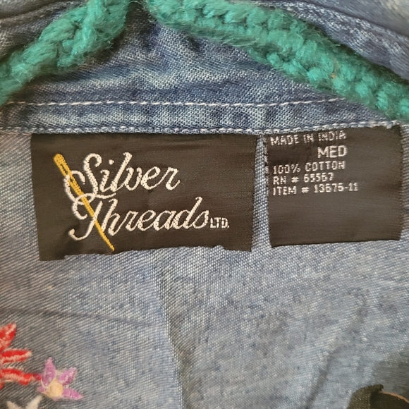 (2838) Silver Threads, Women's,  Size Medium,Denim button down Shirt, - Picture 7 of 8